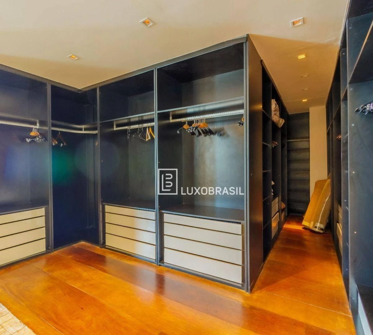 Furnished 800 m² house with 5 en-suite bedrooms — photo 34