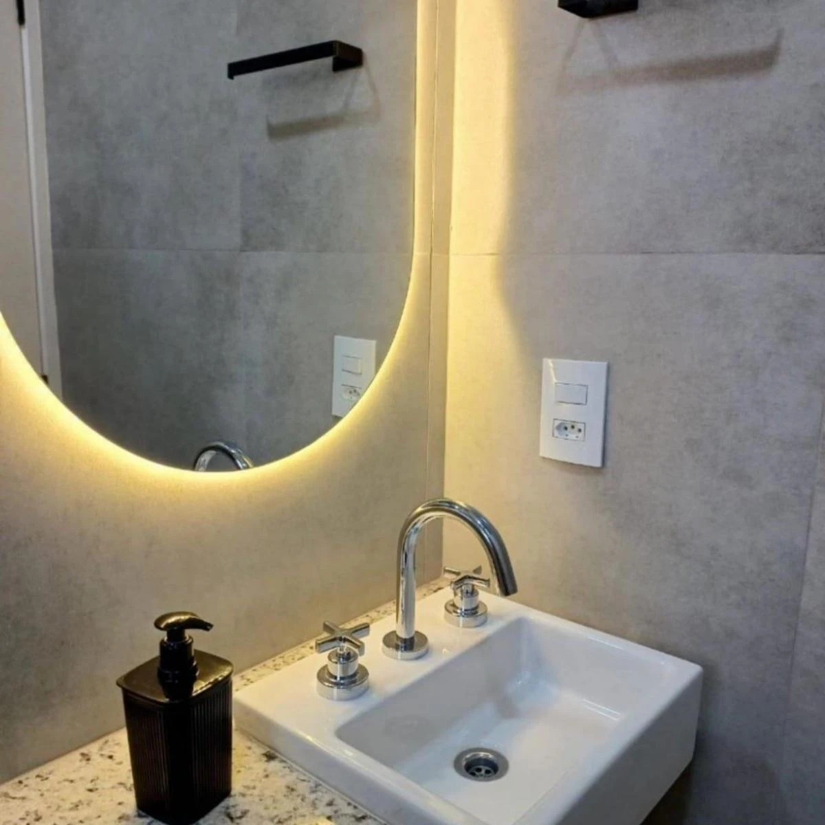 One-bedroom apartment with a washing machine — photo 4