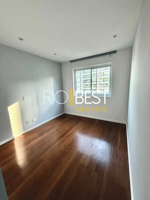 Apartment with 4 bedrooms and a glazed balcony view — photo 9