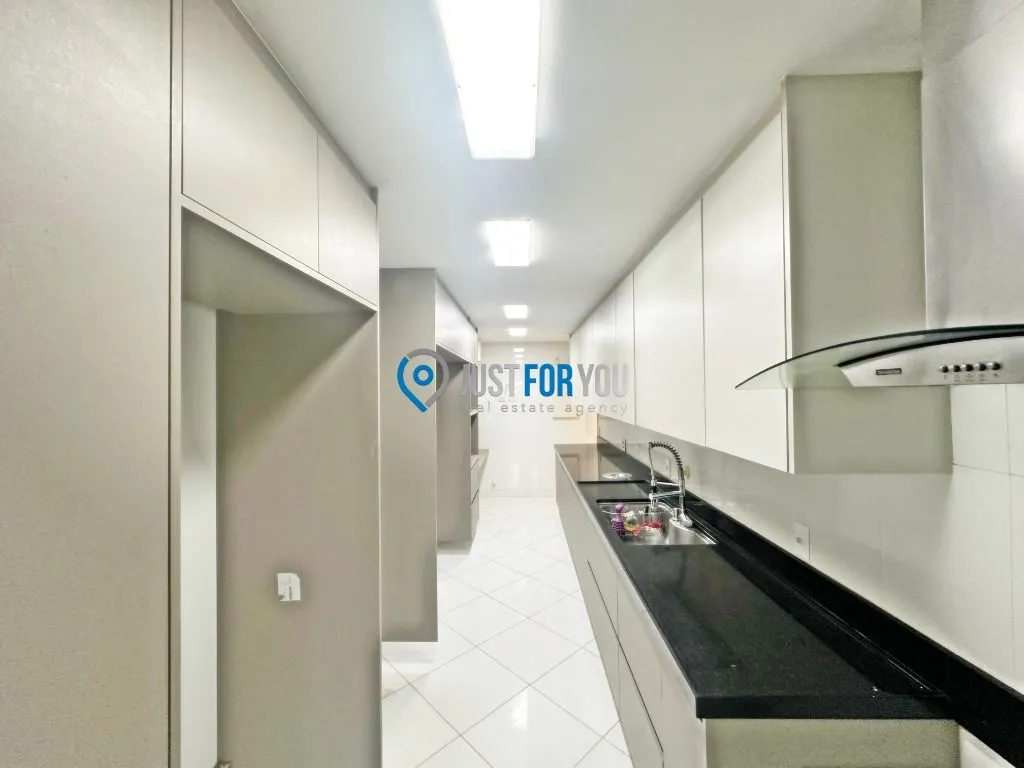 3-bedroom apartment with 5 bathrooms and 370 m² — photo 30
