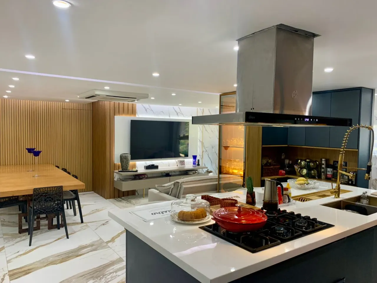 Furnished 4-bedroom apartment with open-plan kitchen — photo 13