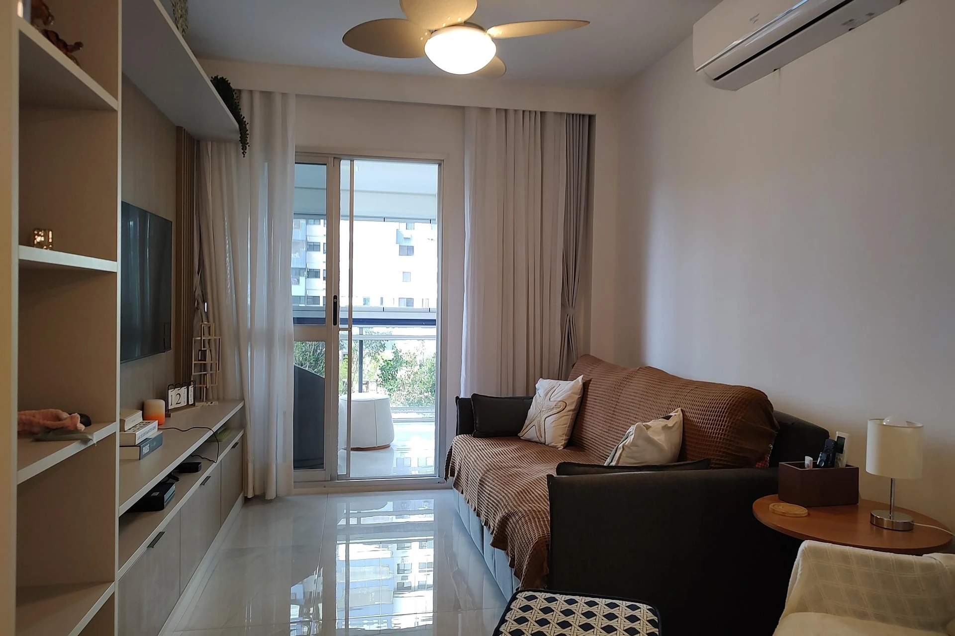 3-bedroom apartment with a walk-in closet