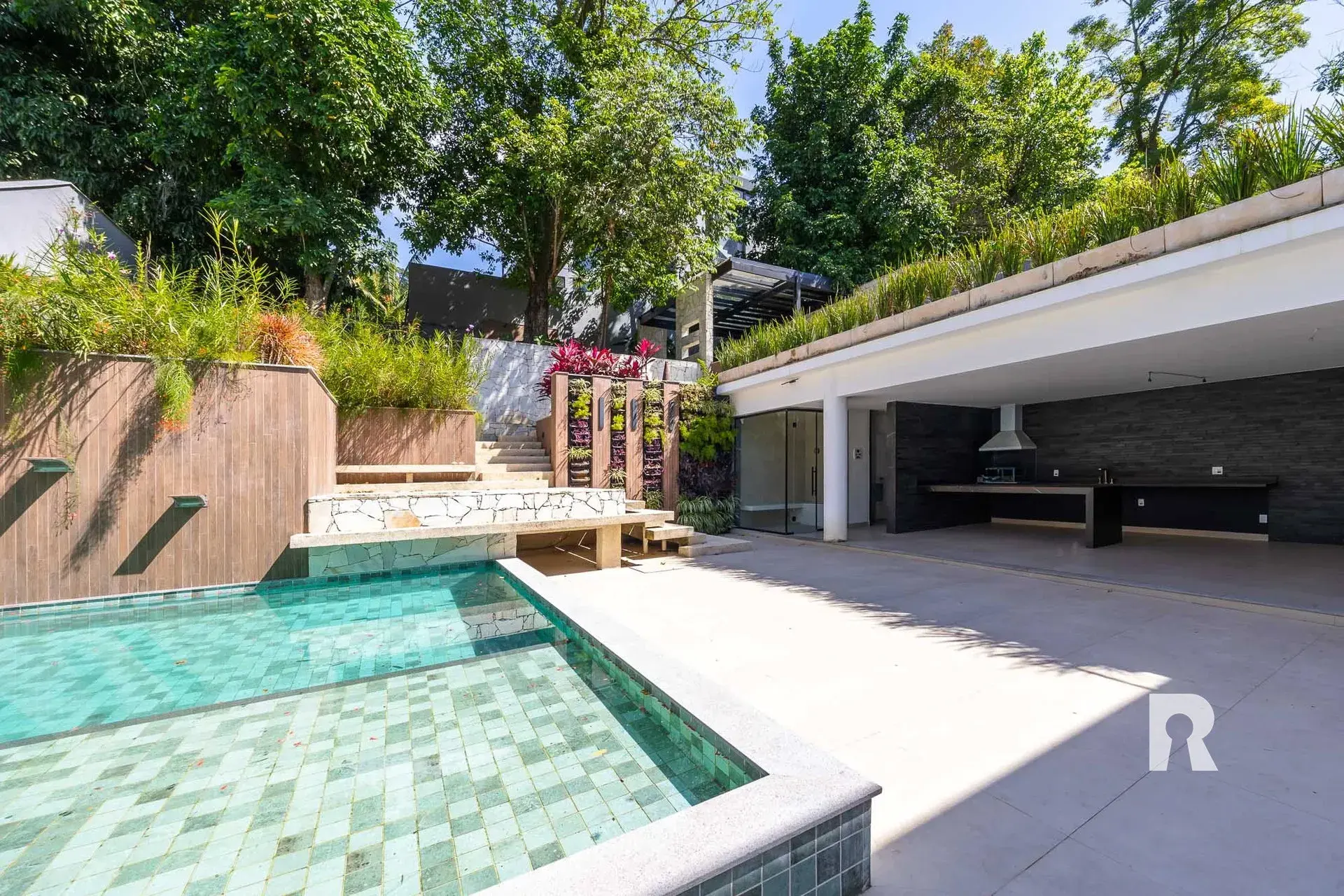 Casa moderna de 5 suítes com 7 banheiros e 2 vagas — photo 5
