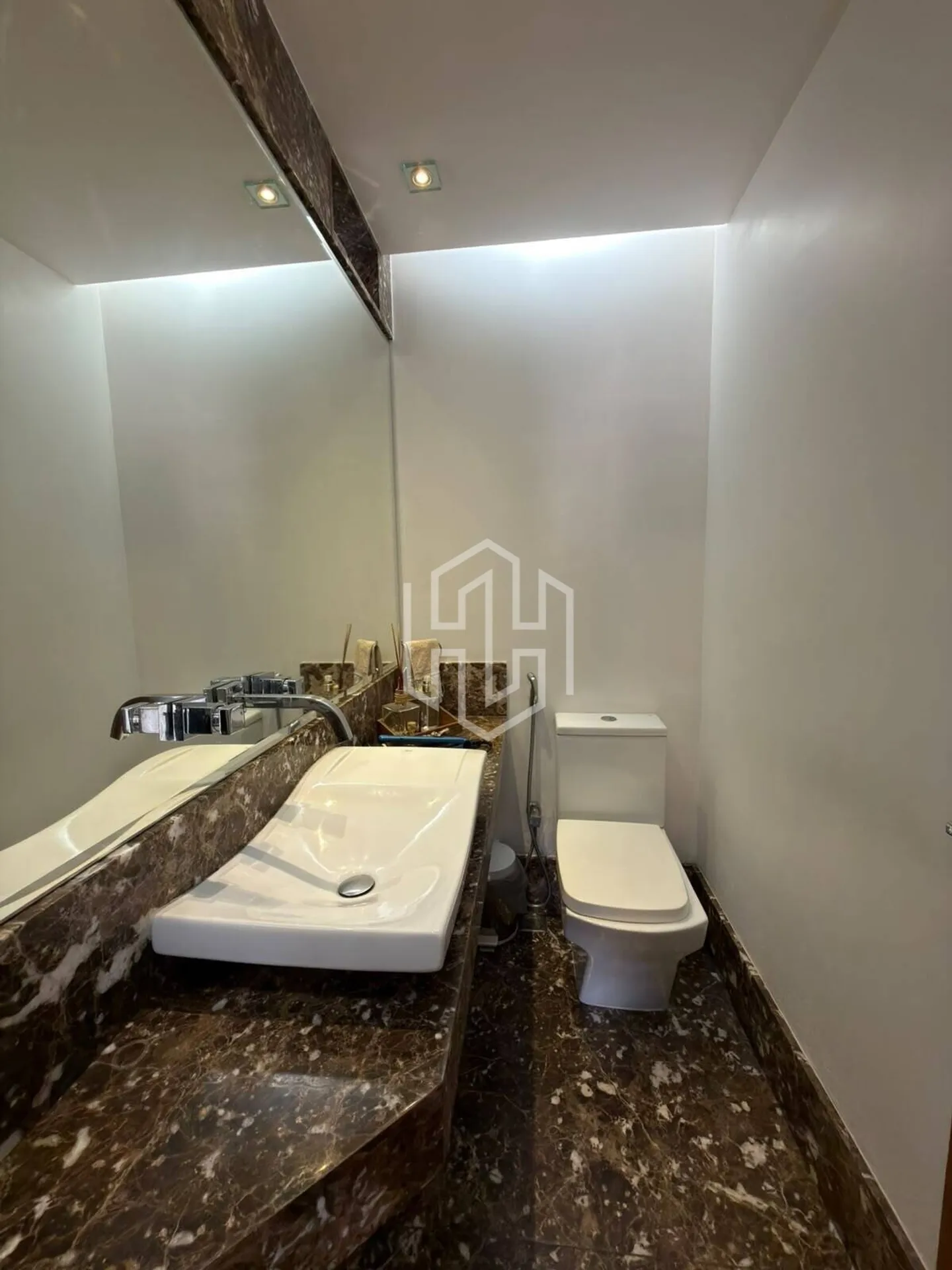 Балкон з грилем та 5 спалень: будинок 450 м² — photo 39