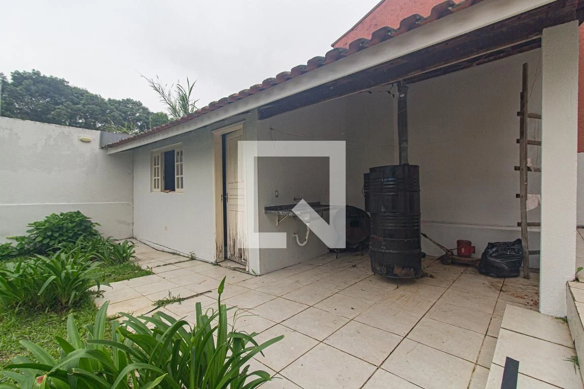 3-bedroom house with a walk-in closet in Curitiba — photo 38