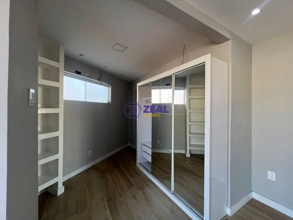 Casa de 280 m² com janelas do piso ao teto e varanda gourmet — photo 27