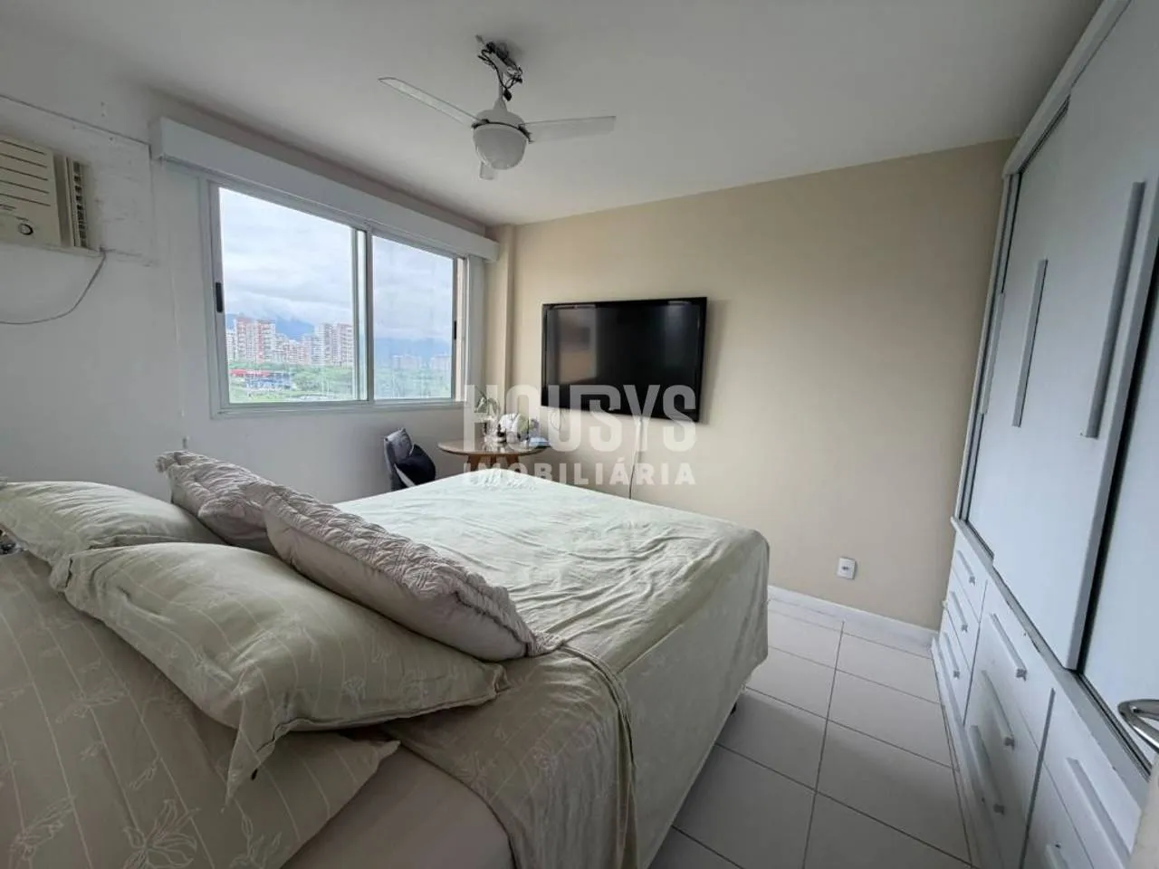 One-bedroom apartment in a building with a tennis court — photo 3