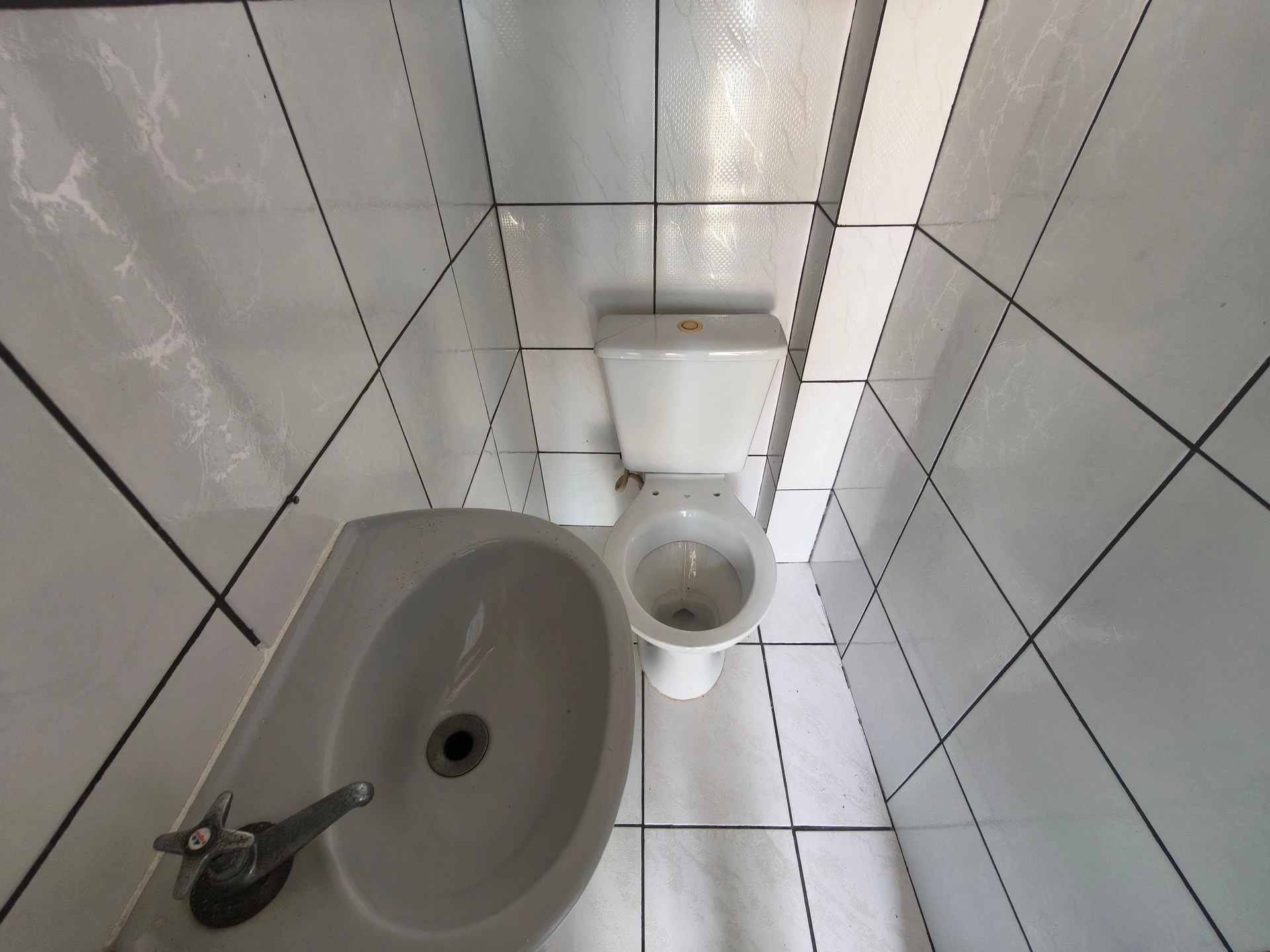 Casa sem mobília com 1 quarto e varanda com pia — photo 27
