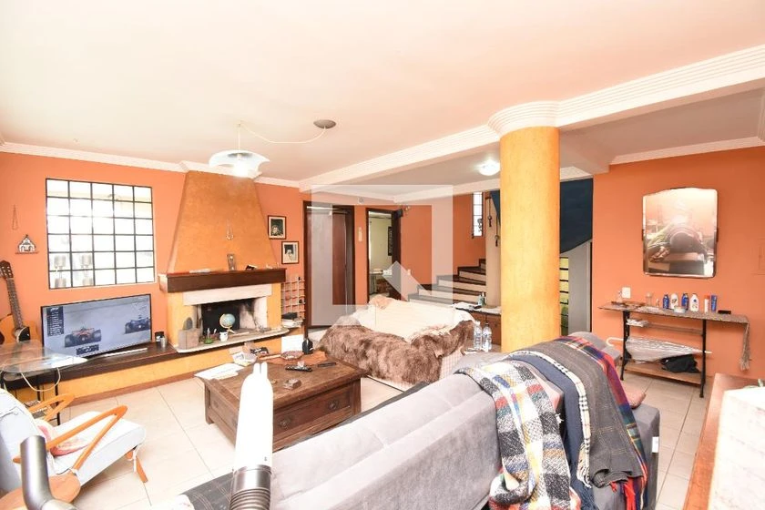 House with 4 bedrooms, 4 baths, and 5 parking spaces — photo 3