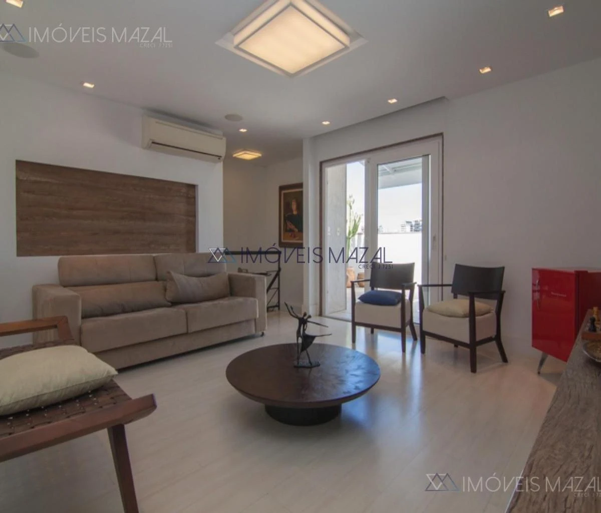 Glass-enclosed balcony in a one-bedroom apartment, 102 m²