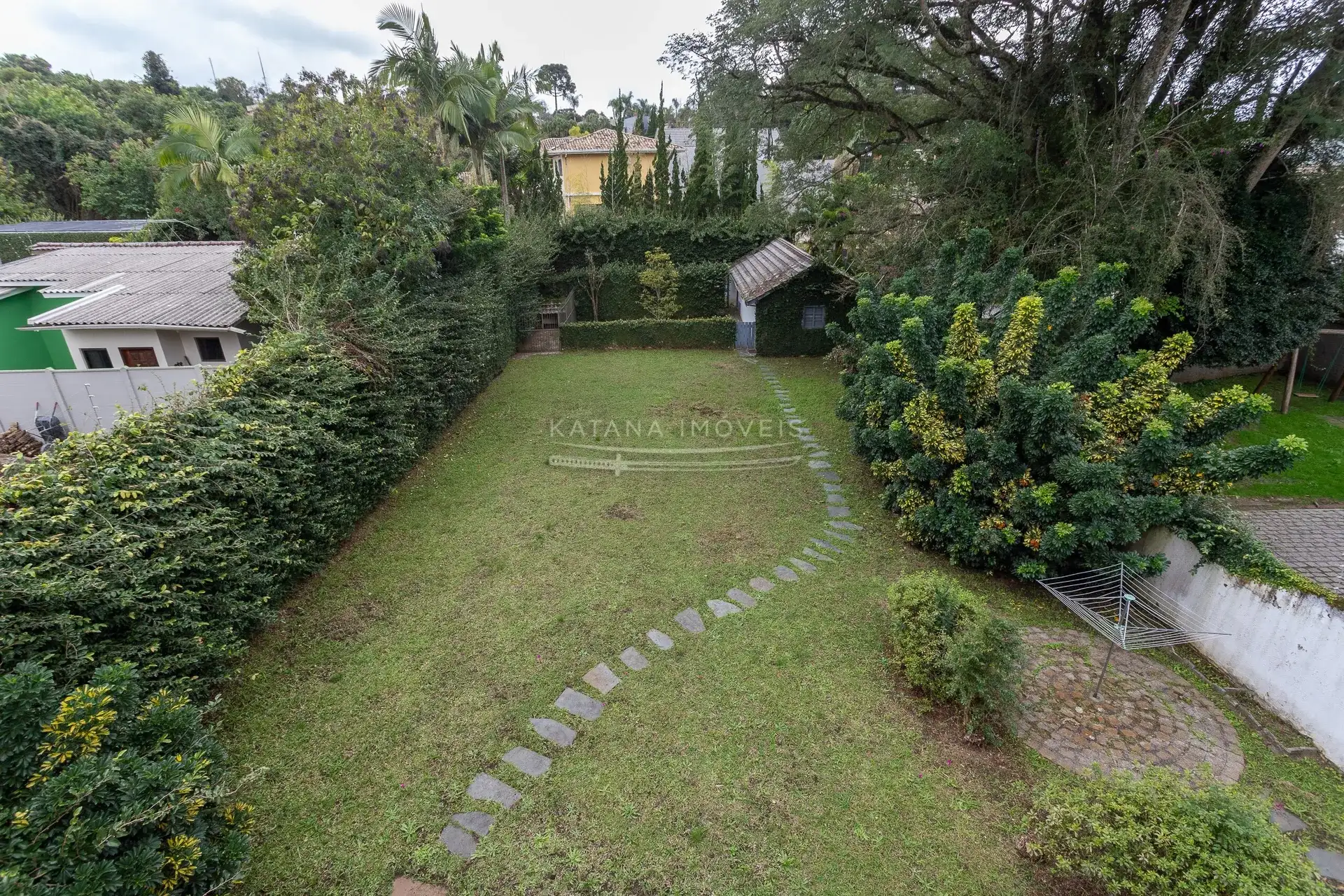House with a closed kitchen and gas stove, 4 bedrooms — photo 36