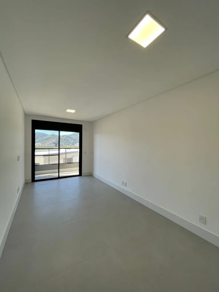 Balcony with a grill in a 3-bedroom apartment, 131 m² — photo 26