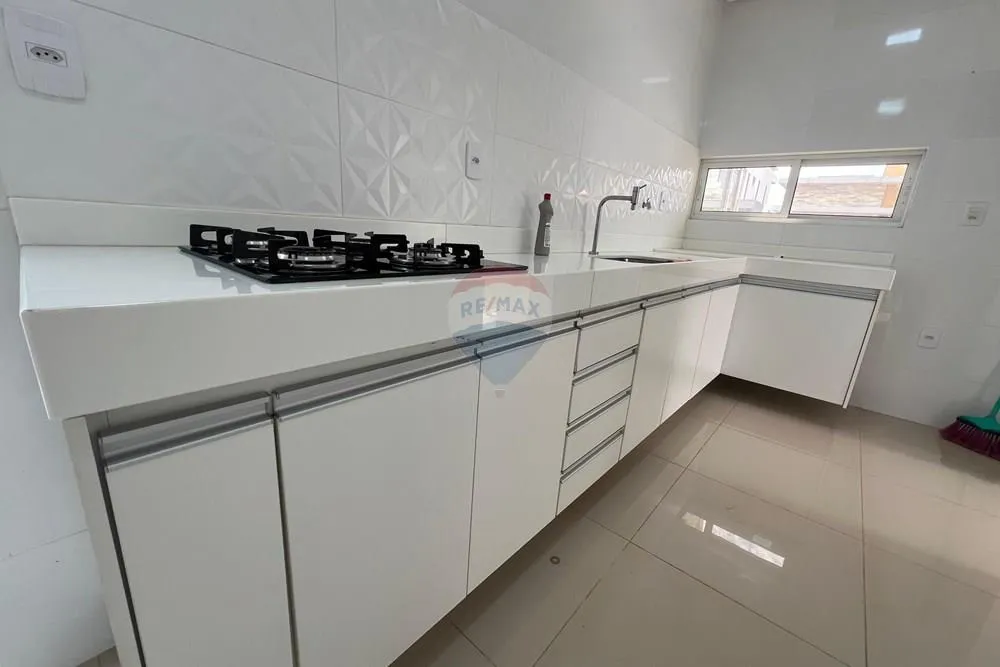 Unfurnished single-story house with 3 bedrooms and 2 suites — photo 2