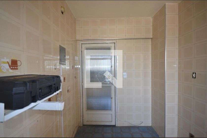Apartamento com 2 quartos e box de vidro no banheiro — photo 19