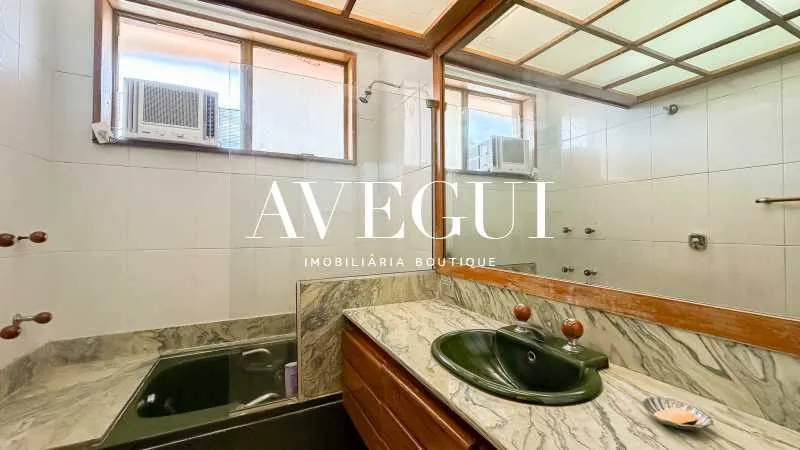 Bathtub in a 6-bedroom house, 800 m² — photo 3