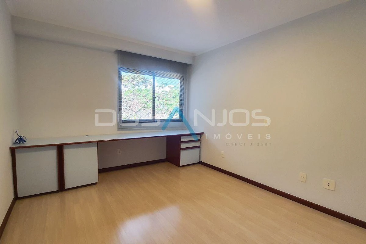 Furnished apartment with 4 bedrooms and 270 m² — photo 8