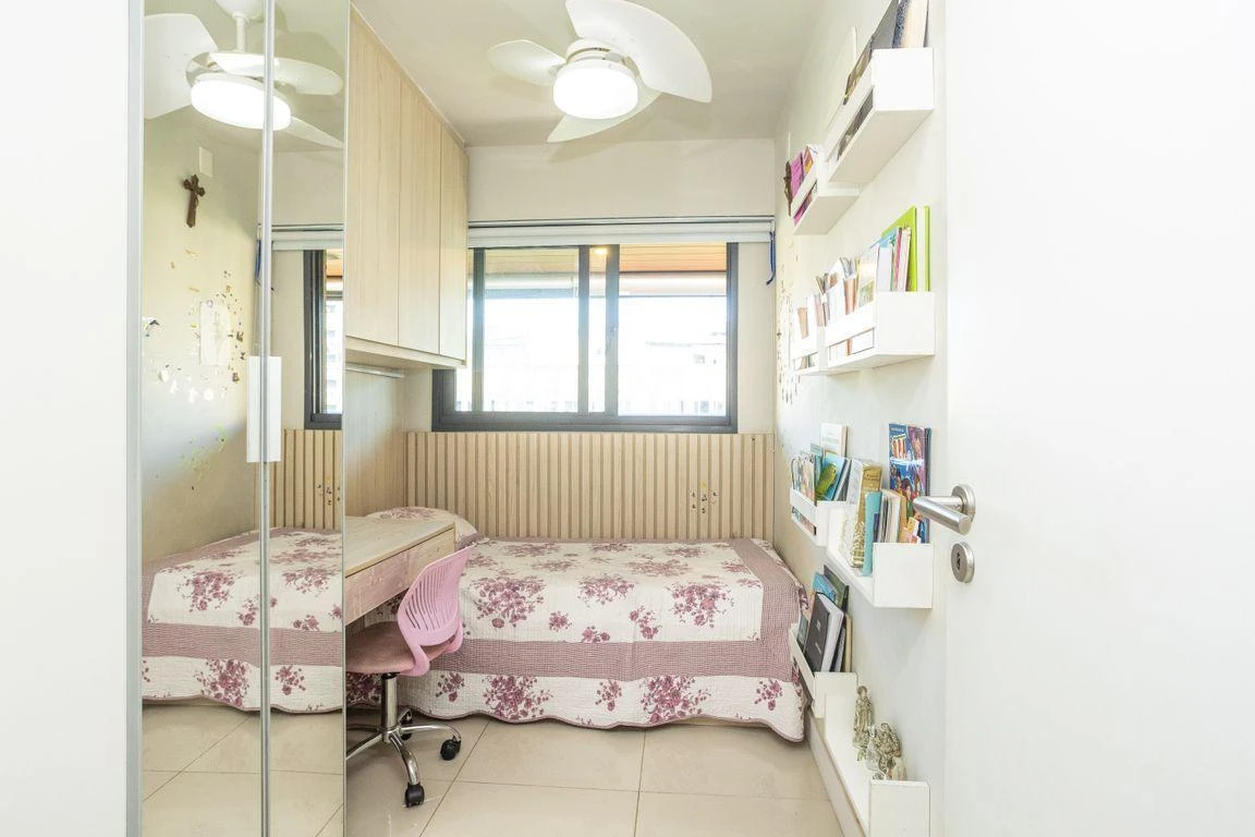 Furnished apartment, 87 m², with a glass-enclosed balcony — photo 4