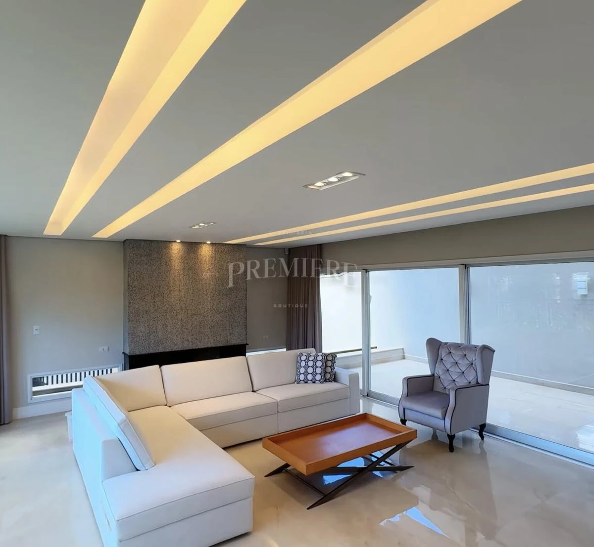 4-bedroom house with a glass-enclosed balcony in Curitiba