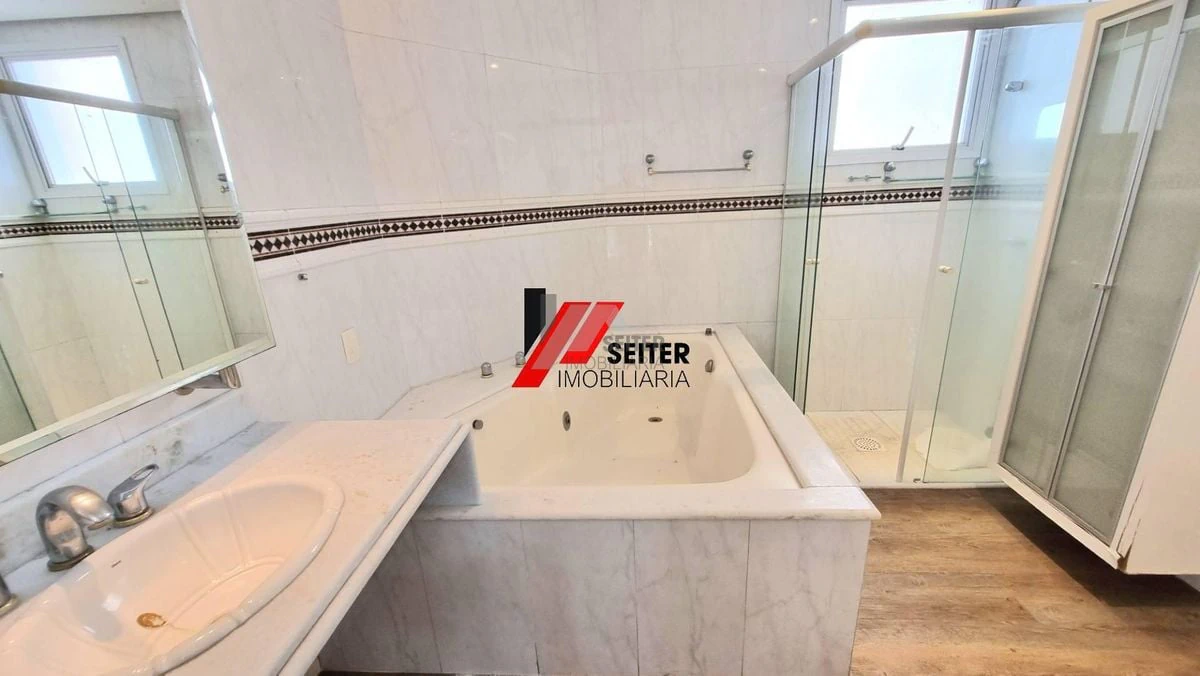 255 m² apartment with a private pool and a bathtub — photo 10