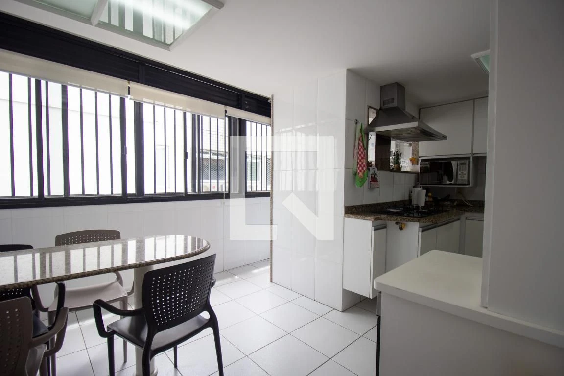Furnished apartment with 3 en-suite bedrooms — photo 44
