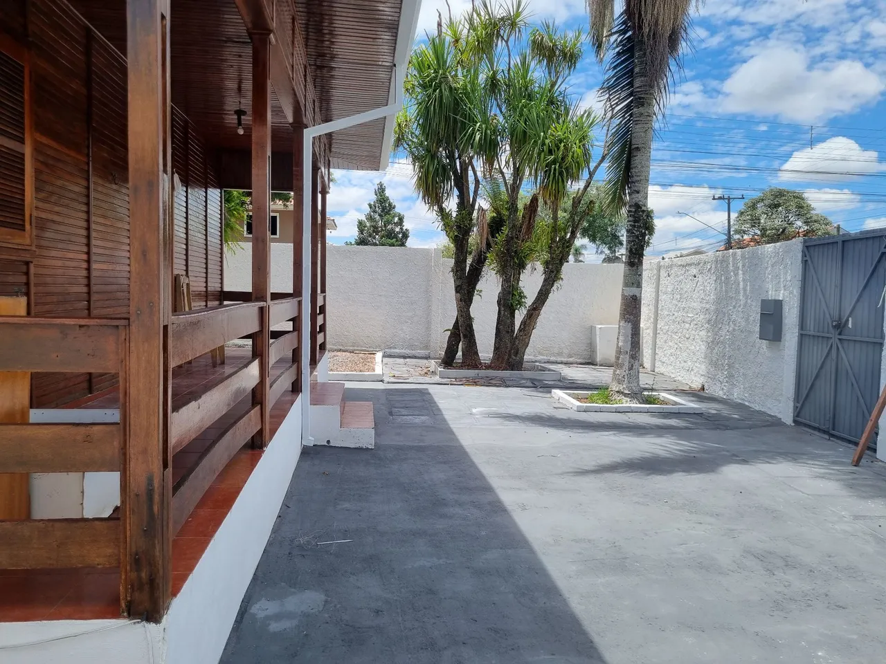 3-bedroom house with wood or laminate floors in Curitiba — photo 16