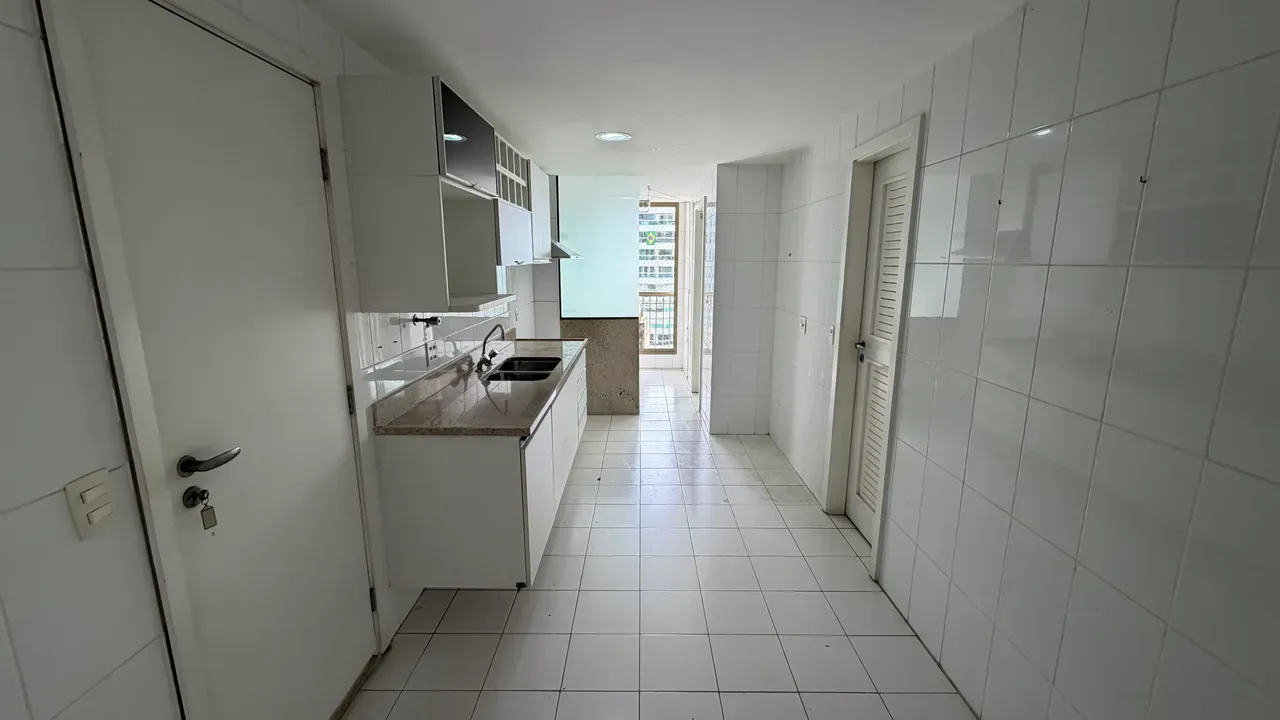 157 m² apartment with 4 bedrooms, 3 baths, balcony — photo 18