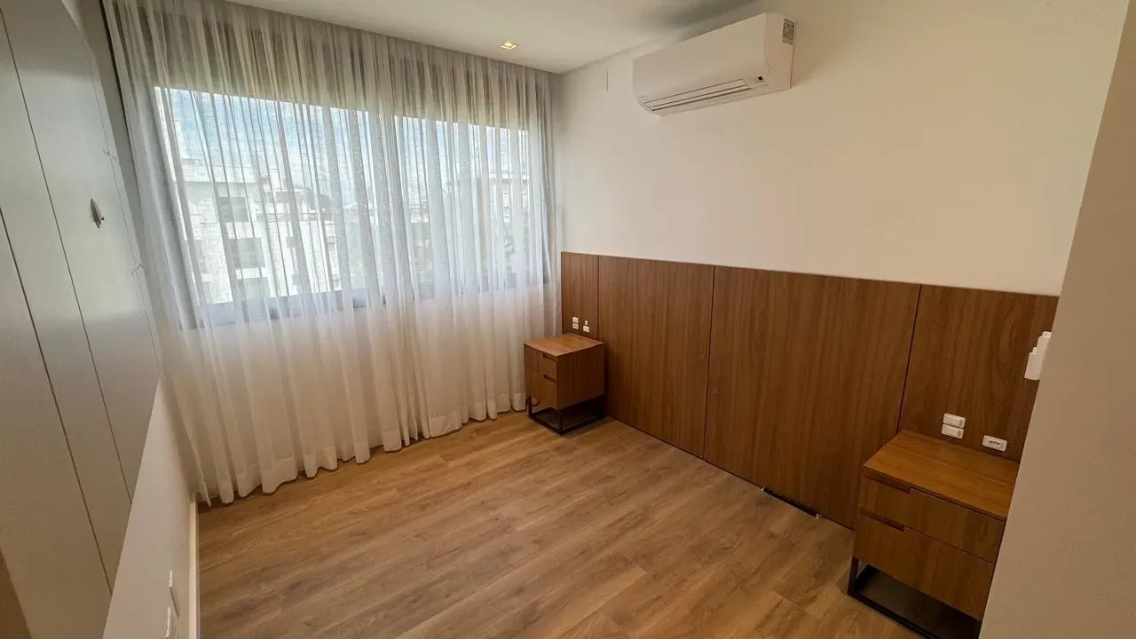 Walk-in closet in a 3-bedroom apartment, 136 m² — photo 4