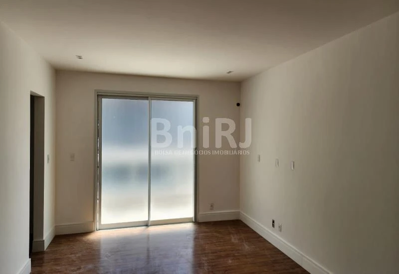 House with 6 bedrooms and 500 m² with 2 parking spaces — photo 38
