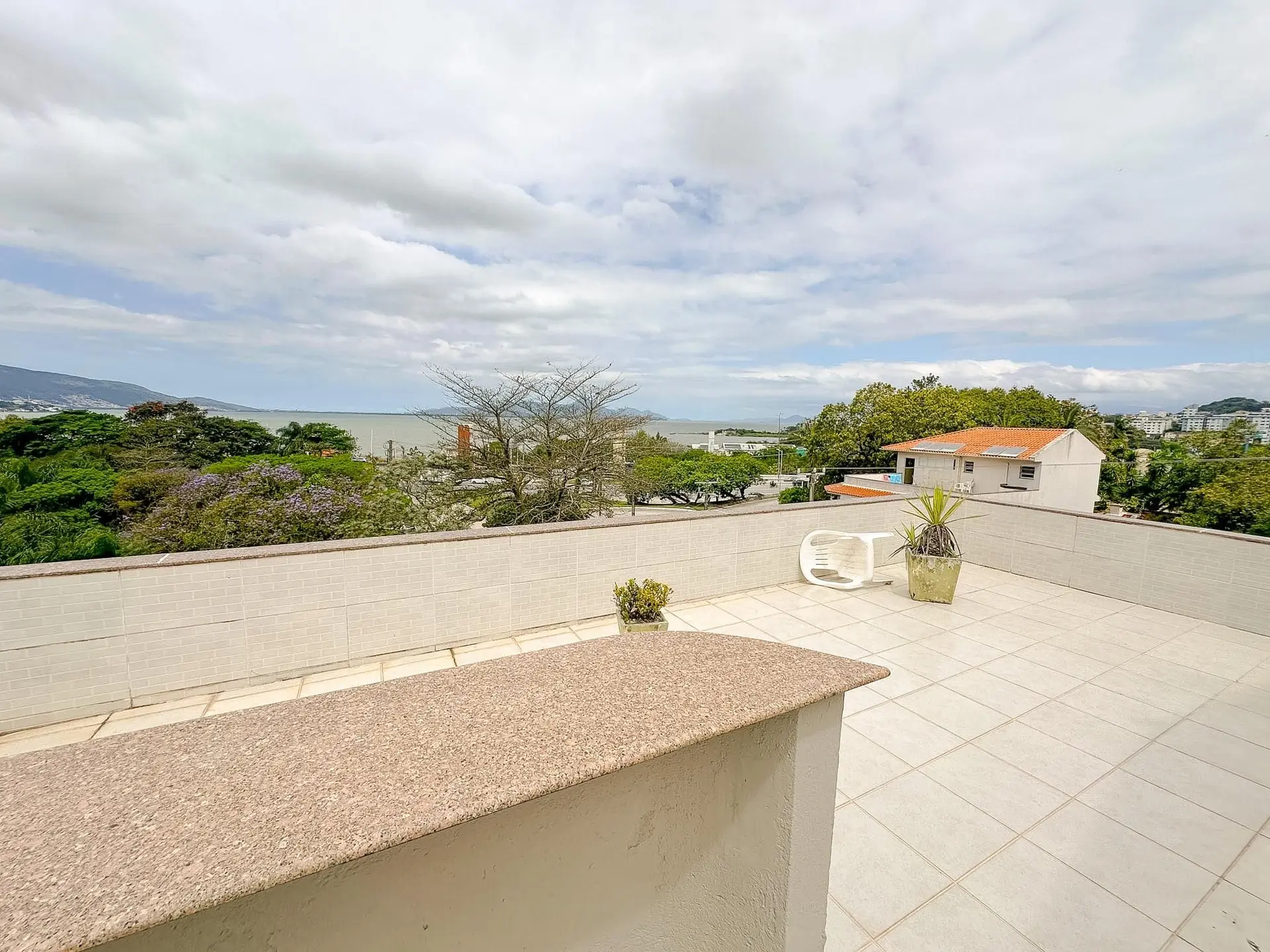Furnished house, 250 m², with a bathtub — photo 34