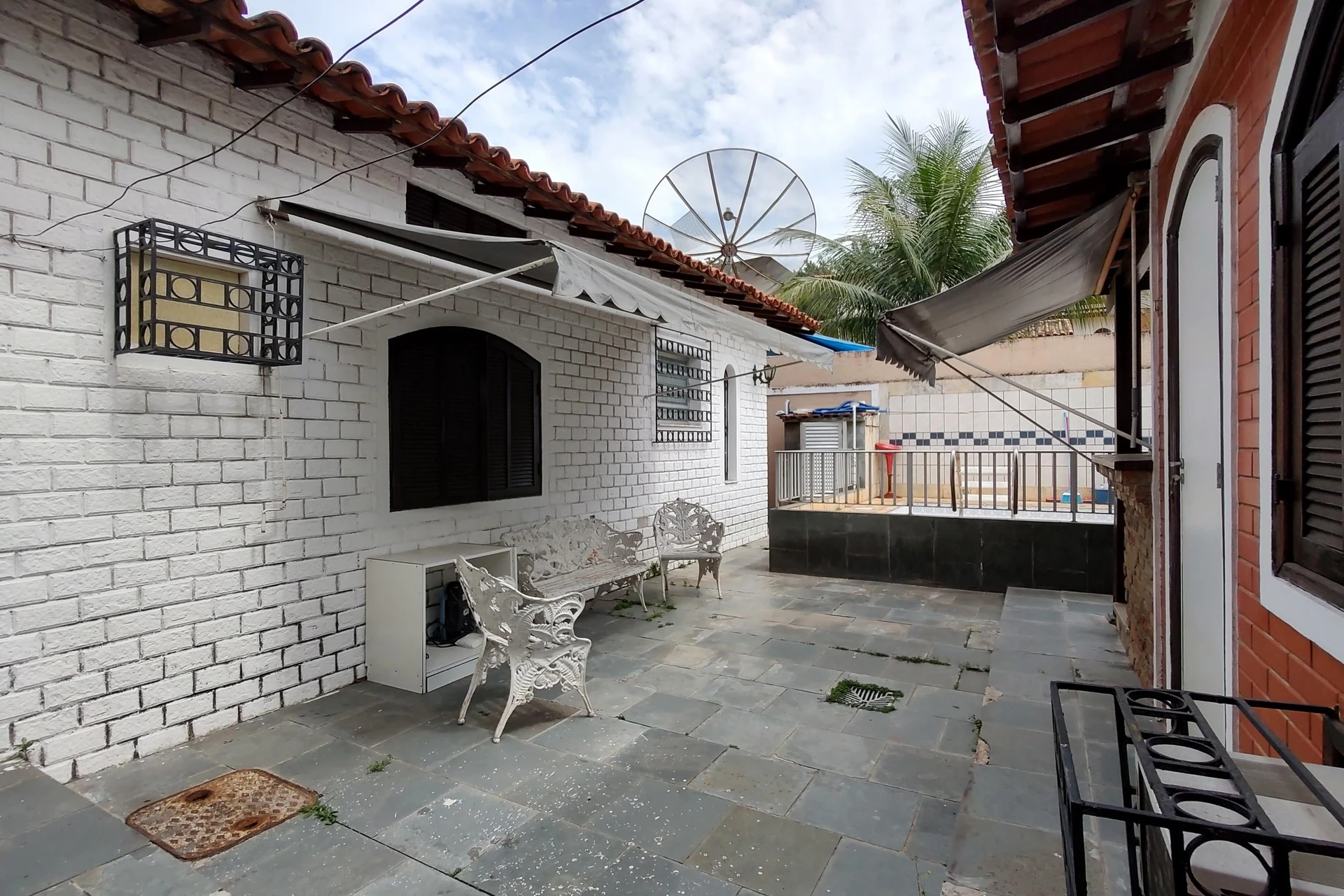 House with 3 bedrooms and a private backyard — photo 40