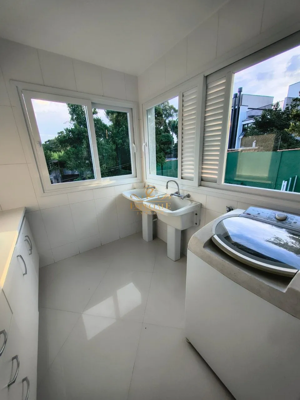 House with 5 bedrooms and a modern open-plan kitchen — photo 13