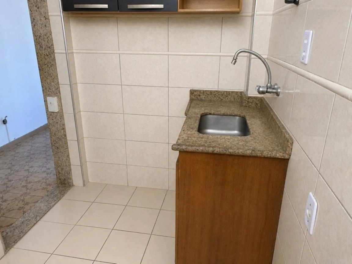 Apartamento com 2 quartos e banheiro com box de vidro — photo 2