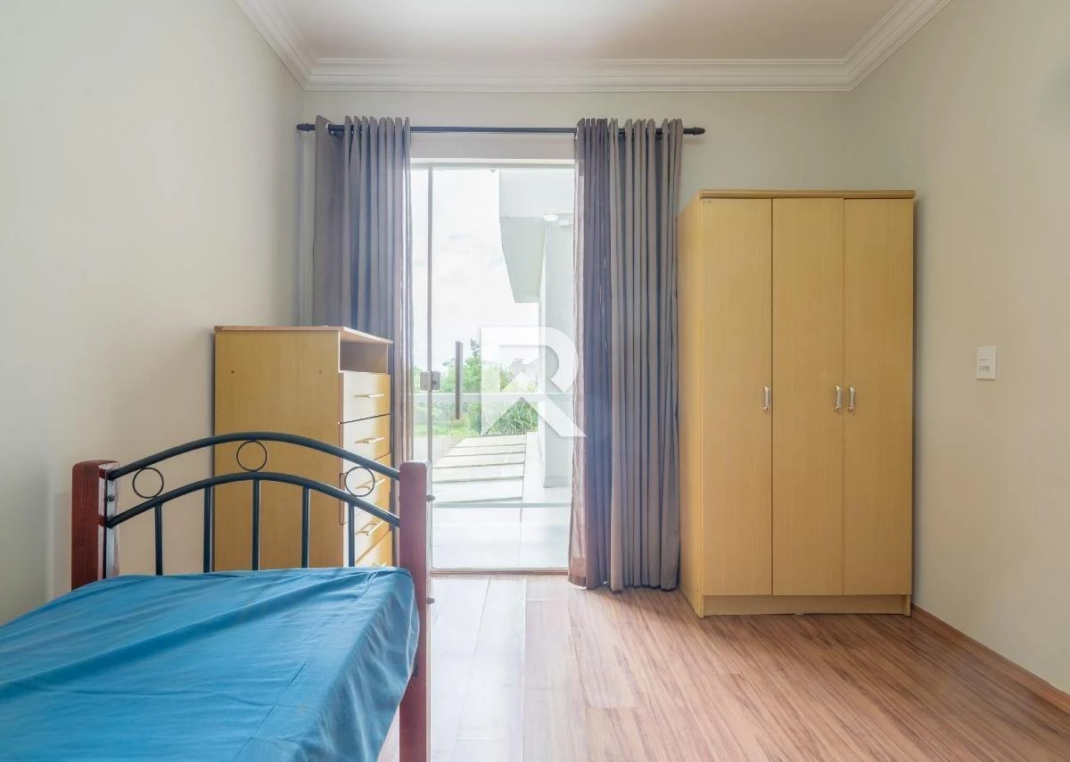250 m² house with a walk-in closet and a bathtub — photo 31