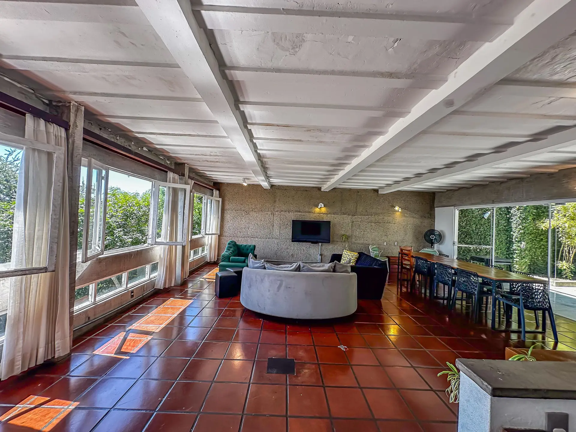 Floor-to-ceiling windows in a 4-bedroom house, 400 m² — photo 50