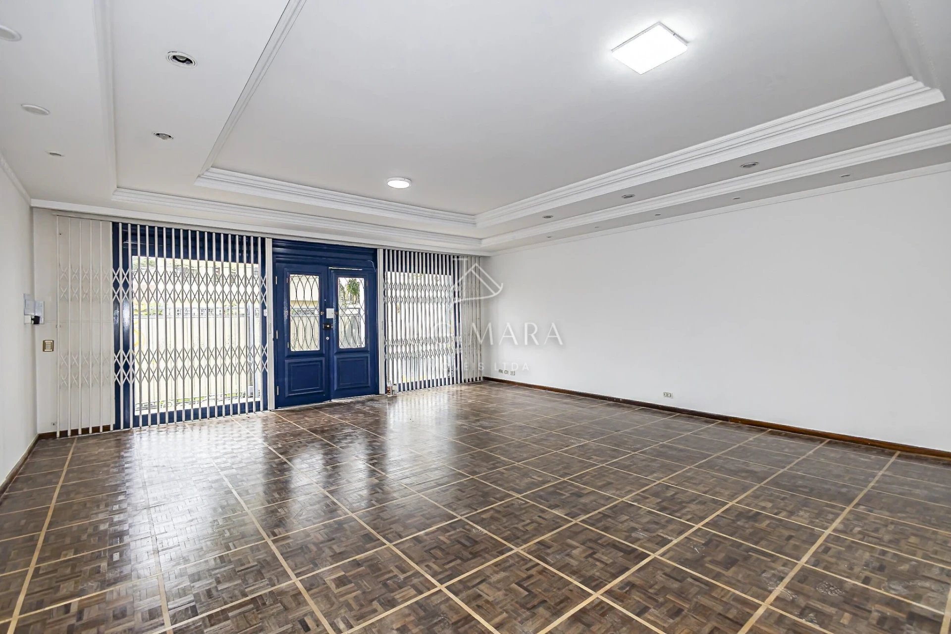 Wood or laminate floors in a 2-bedroom house, 170 m² — photo 17
