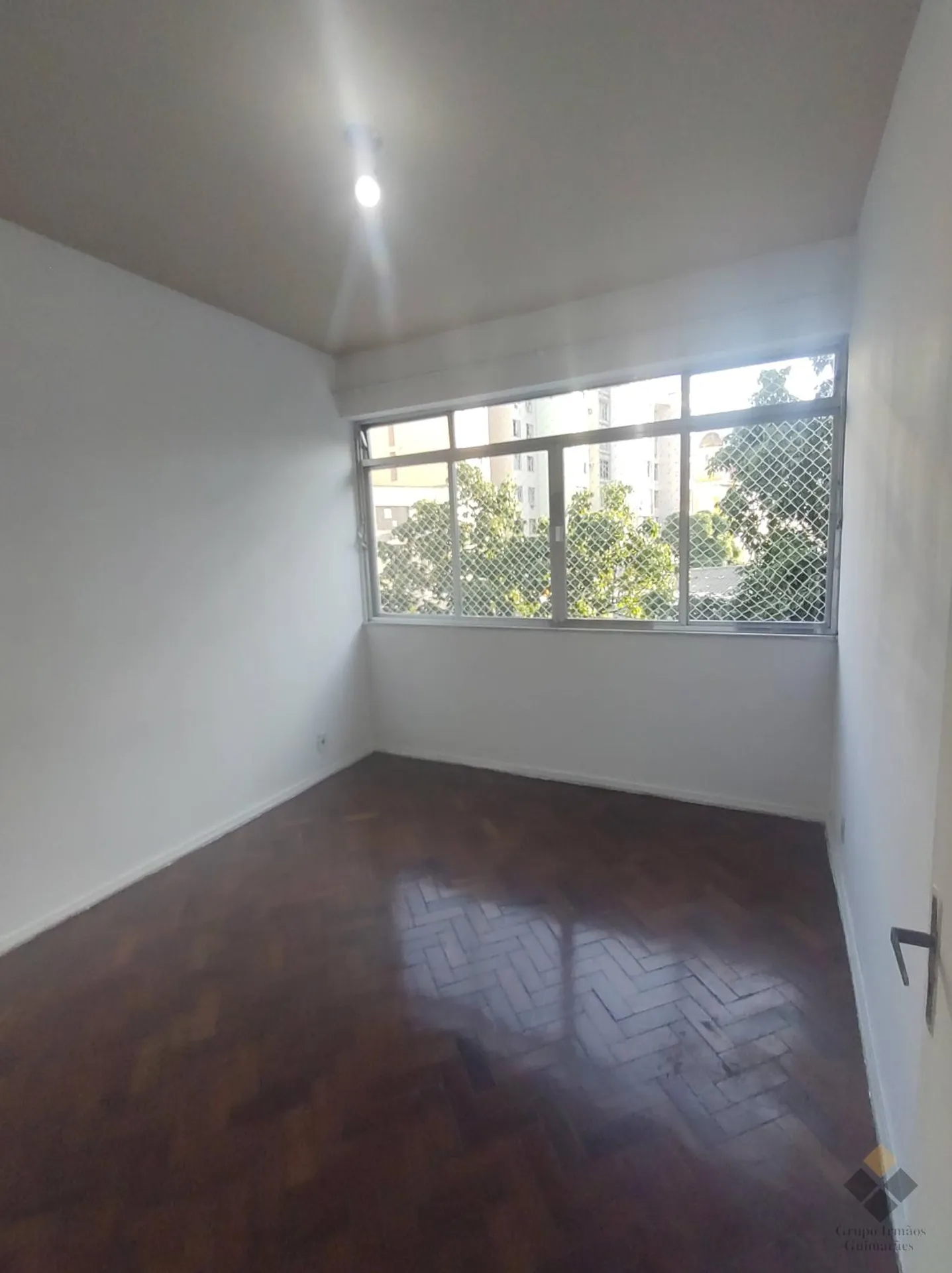 Apartment on the 4th floor with wood or laminate floors — photo 3
