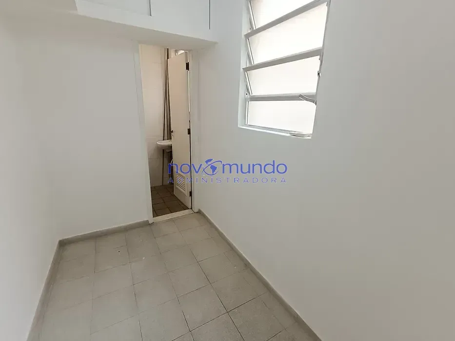 Wood or laminate floors in a 3-bedroom apartment, 198 m² — photo 19