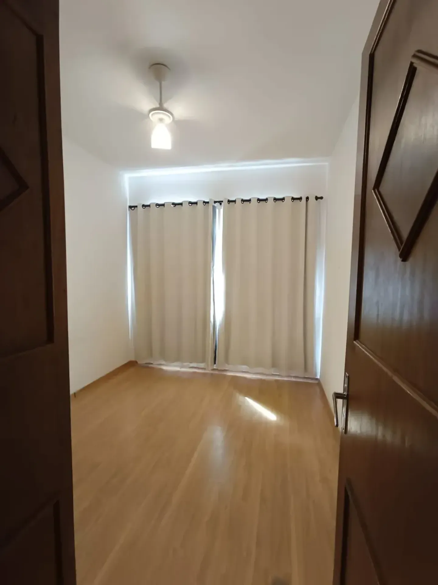 One-bedroom apartment with wood or laminate floors — photo 3