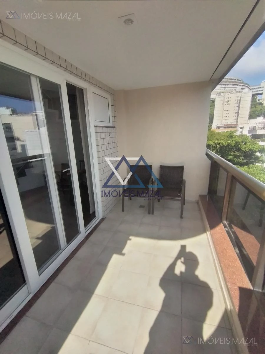 Glass-enclosed balcony in a one-bedroom apartment, 102 m² — photo 3