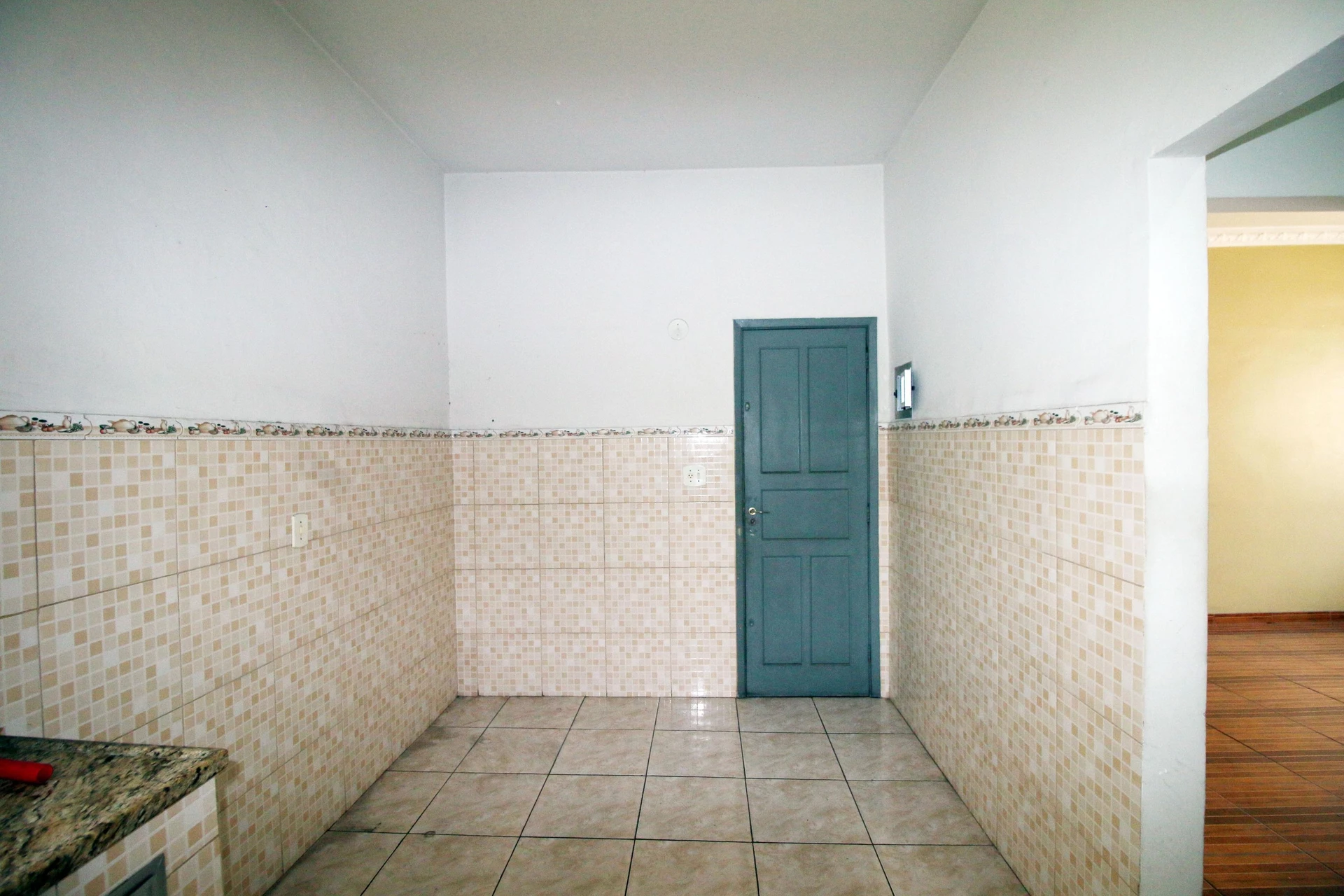 Apartamento de 2 quartos com piso de madeira ou laminado — photo 12