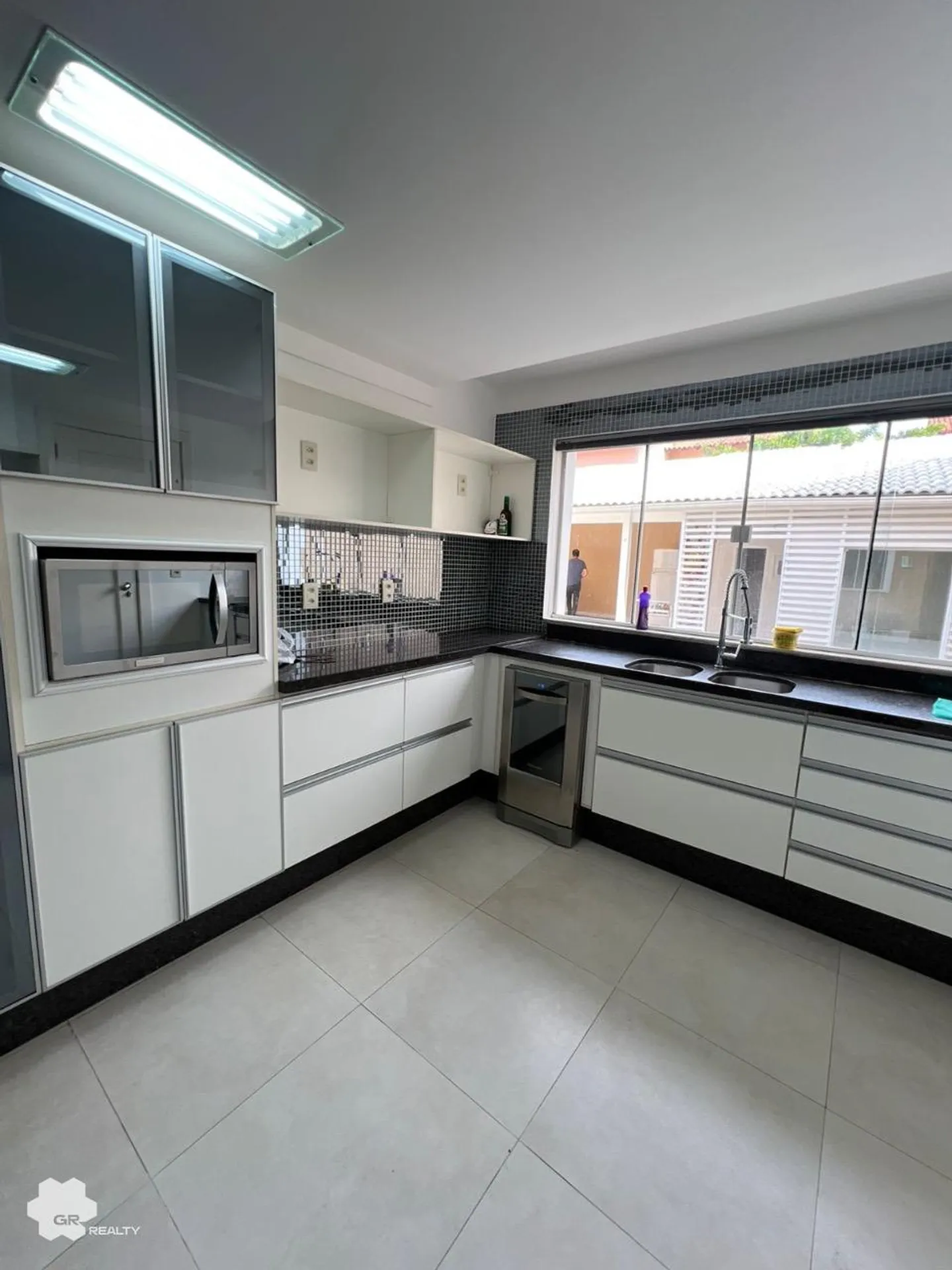 House with 6 en-suite bedrooms and 468 m² of space — photo 61