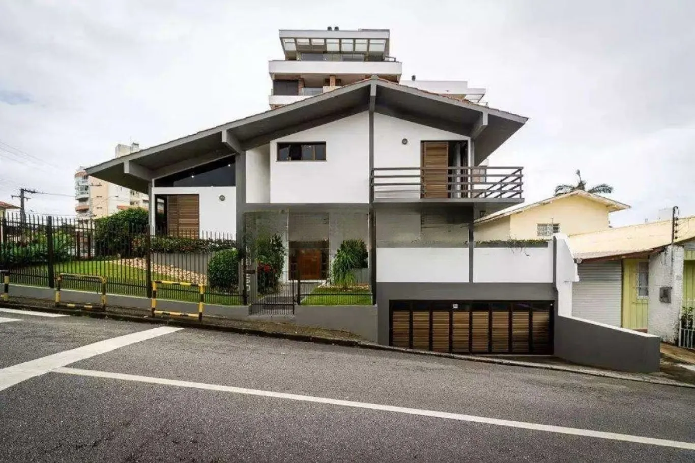 House with 4 bedrooms and a balcony in 516 m² — photo 2