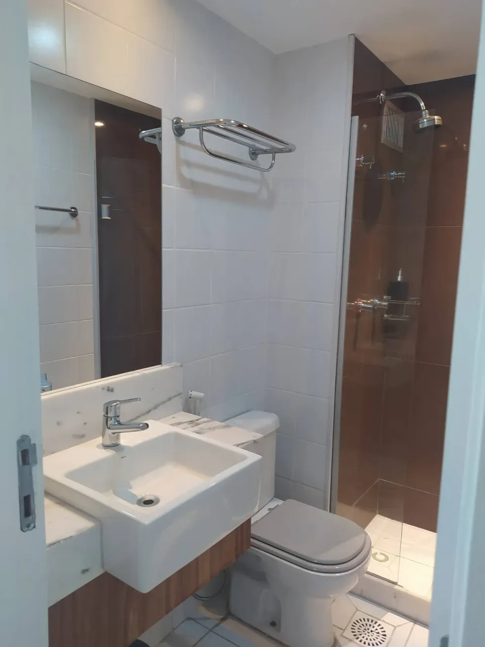 2-bedroom apartment with a balcony and enclosed kitchen — photo 11