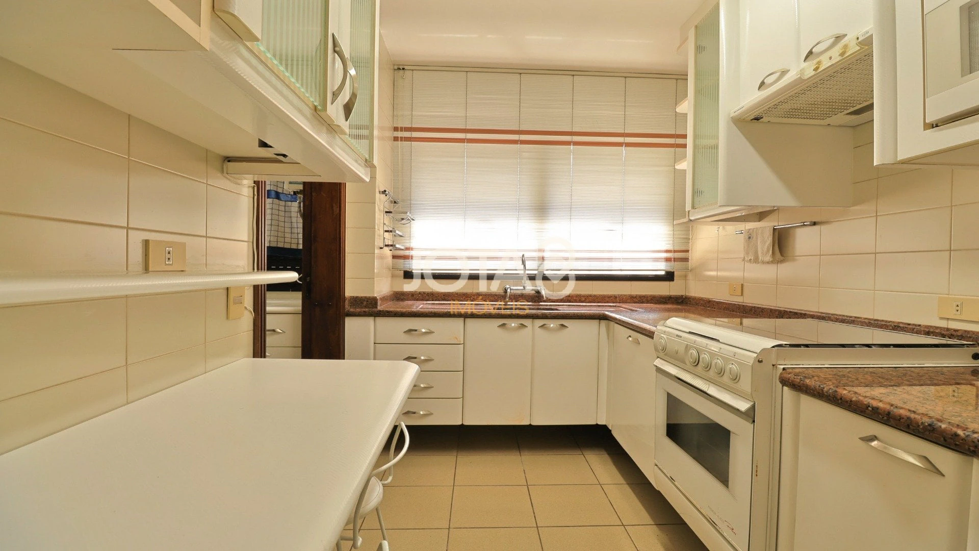 88 m² apartment with a bathtub and floor-to-ceiling windows — photo 6