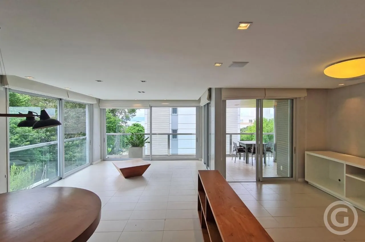 2-bedroom apartment with a water view in Florianópolis — photo 4