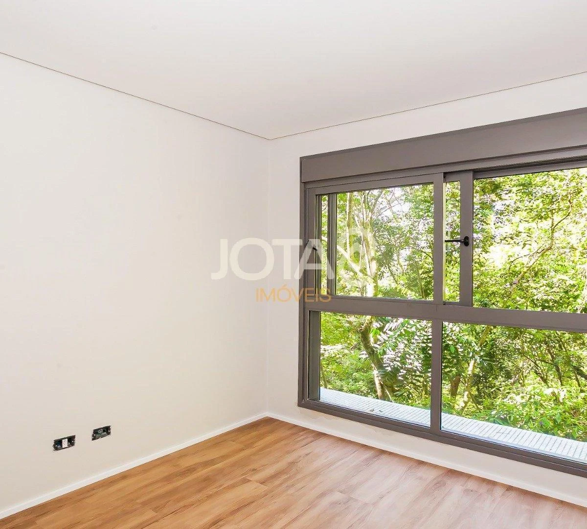 Balcony with a grill in a 3-bedroom apartment, 143 m² — photo 20