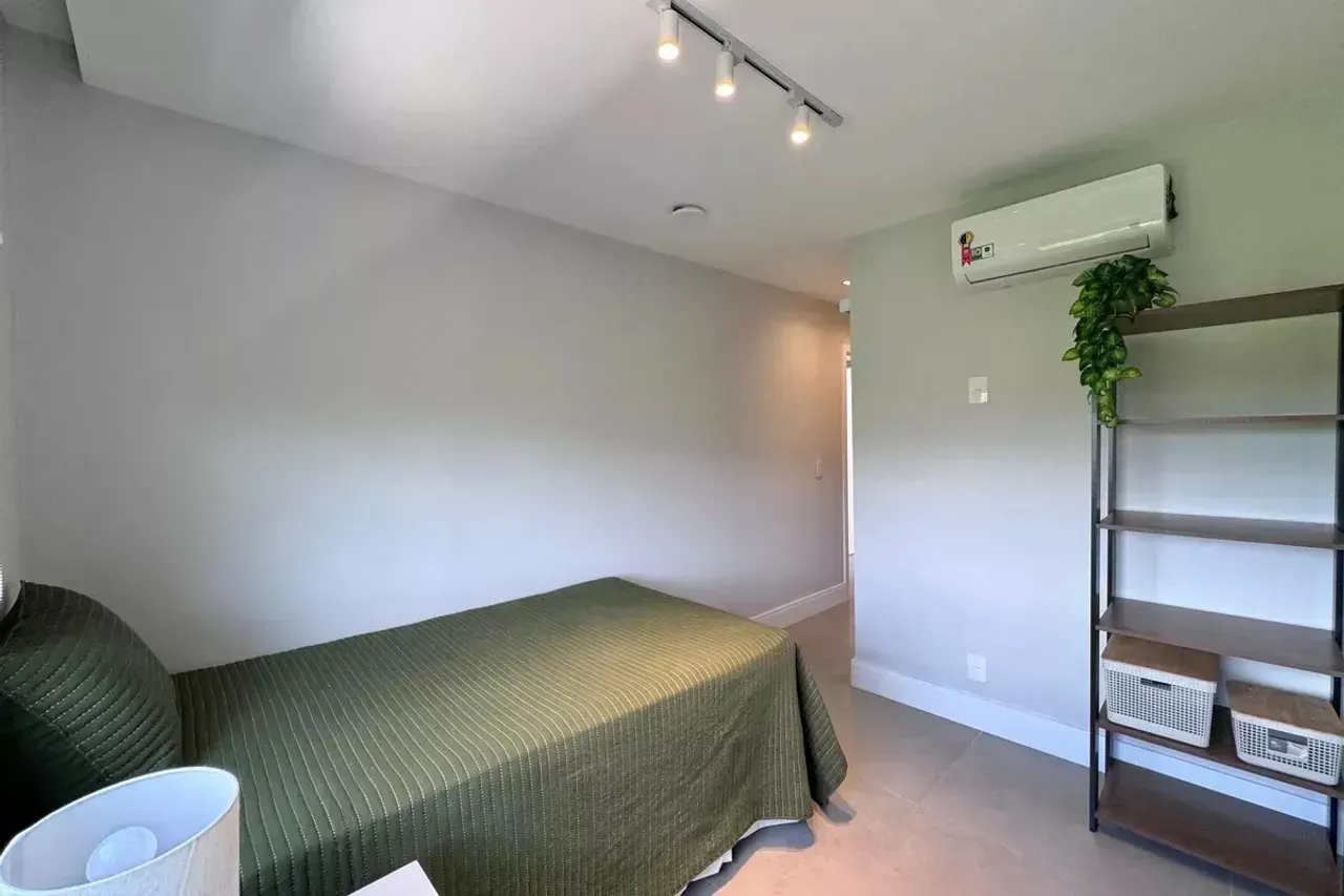 Casa de 4 dormitorios con ventanales de piso a techo — photo 28