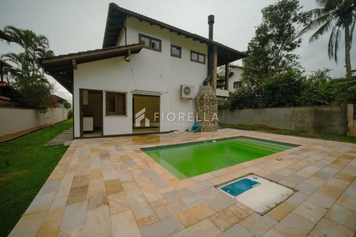 House, 1723 m², with a grill on the balcony