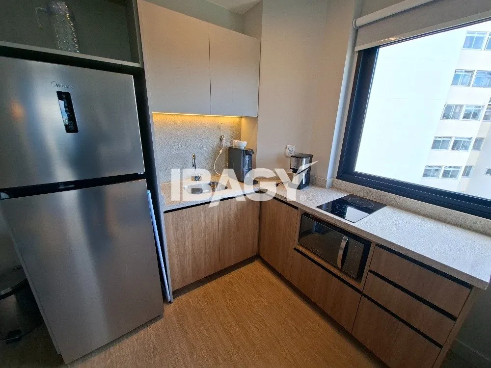 Studio with a glassed-in balcony and open-plan kitchen — photo 72