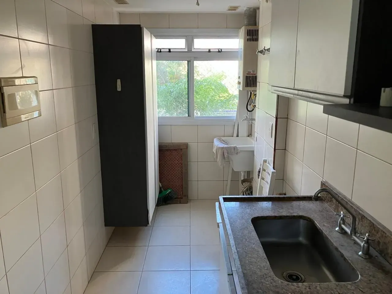 Apartamento com 2 quartos e cozinha separada com fogão — photo 20